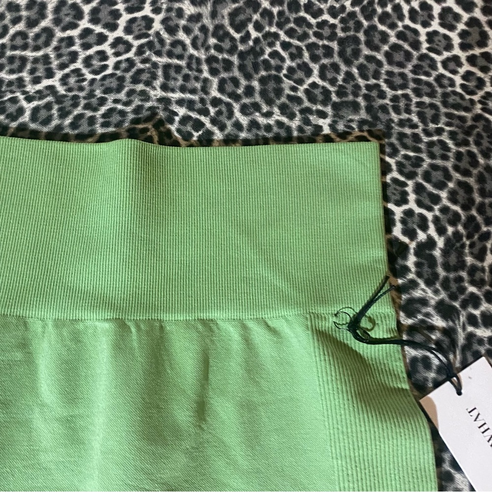 WeWoreWhat Solid Seamless Biker Biker Shorts Fair Green Small NWT - Picture 7 of 7